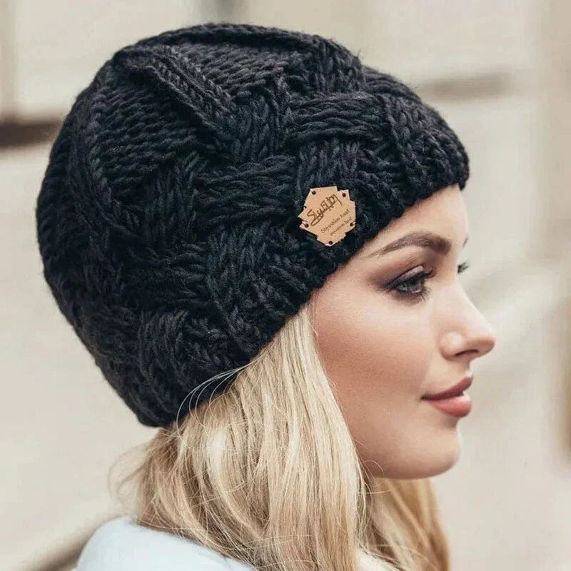 Chunky knit beanie hat in black