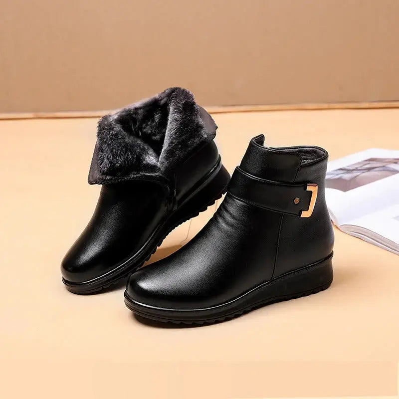 Warm lined winter boots in black, side view